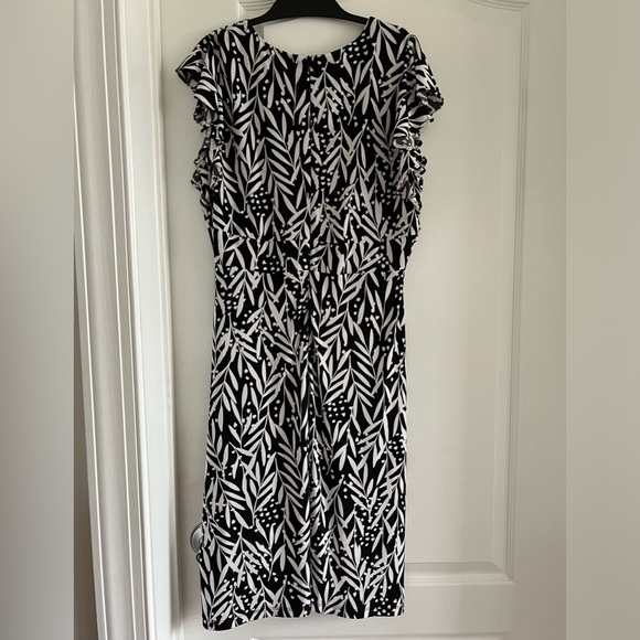 London Times Women's Leaf Print V-Neck Ruffle Sleeve Dress - Picture 4 of 6